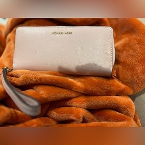 NWOT Michael Kors Wristlet Wallet Soft Pink, Leather Continental